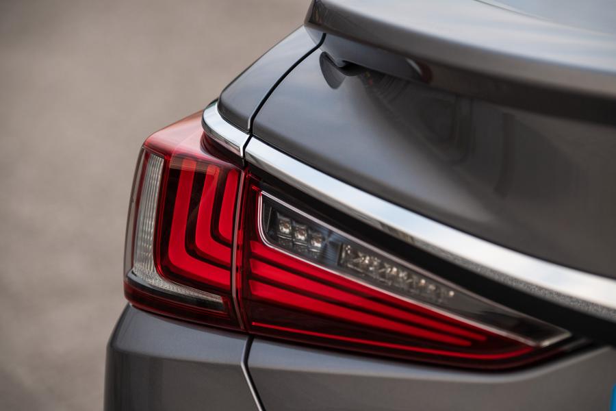 Детали экстерьера Lexus ES300h 2019 года  (UK) (фото 3 из 30)